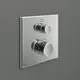 Brausethermostat in Chrom-Design von Ideal Standard mit zwei Drehknöpfen zur Temperatur- und Wassermengenregulierung, montiert auf einer quadratischen Metallplatte.